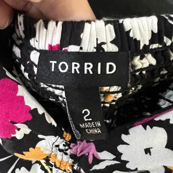 Torrid Floral Print skater Dress with pockets - Picture 3 of 6